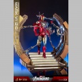 Hot Toys Iron Man Mark VI (2.0) with Suit-Up Gantry - Les Avengers