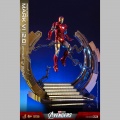 Hot Toys Iron Man Mark VI (2.0) with Suit-Up Gantry - Les Avengers