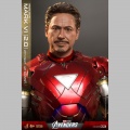 Hot Toys Iron Man Mark VI (2.0) with Suit-Up Gantry - Les Avengers