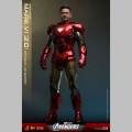 Hot Toys Iron Man Mark VI (2.0) with Suit-Up Gantry - Les Avengers