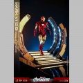 Hot Toys Iron Man Mark VI (2.0) with Suit-Up Gantry - Les Avengers