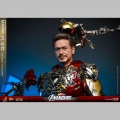 Hot Toys Iron Man Mark VI (2.0) with Suit-Up Gantry - Les Avengers