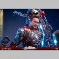 Hot Toys Iron Man Mark VI (2.0) with Suit-Up Gantry - Les Avengers